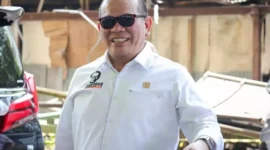 Ketua DPD RI Lanyalla Mahmud Mattaliti berfoto Menggunakan Kamera selfie,tersenyum pada kamera handphone yang dimilikinya, (Rabu,5/4/2023) 