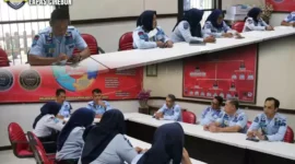 Keterangan foto : Lapas Cirebon melaksanakan Rapat Internal stuktural untuk persiapan kunjungan hari raya idul Fitri 1444 Hijriah. Kegiatan rapat stuktural tersebut dilakukan di ruang sekertariat WBK dan WBBM, Rabu (5/4/2023)