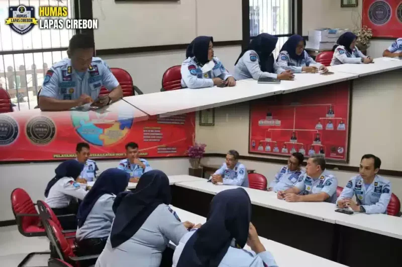 Keterangan foto : Lapas Cirebon melaksanakan Rapat Internal stuktural untuk persiapan kunjungan hari raya idul Fitri 1444 Hijriah. Kegiatan rapat stuktural tersebut dilakukan di ruang sekertariat WBK dan WBBM, Rabu (5/4/2023)