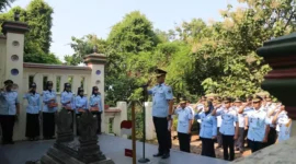 Lapas Cirebon Bersama Unit Pelaksana Teknis (UPT) daerah Cirebon Raya, Indramayu dan Majalengka (Ciayumaja) gelar ziarah dan tabur bunga di Taman Makam Pahlawan Alm Ismaol Saleh Cirebon, (Kamis, 6/4/2023)