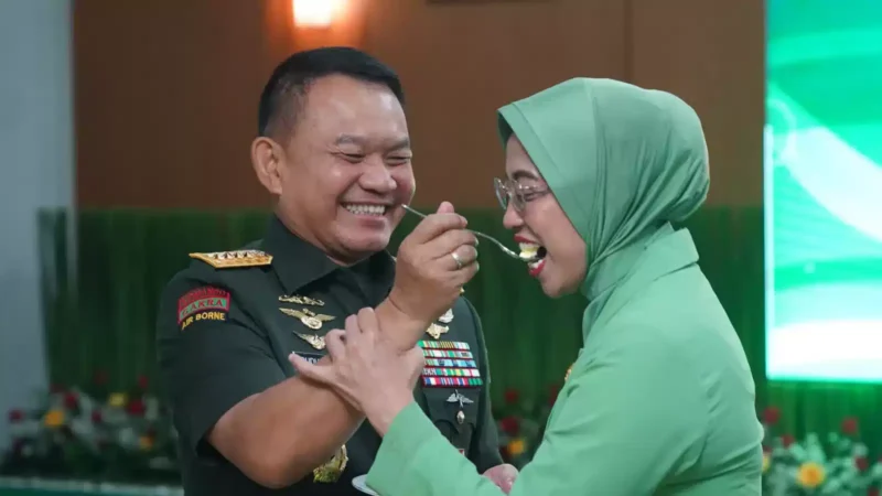 Kepala Staf Angkatan Darat (Kasad) Jenderal TNI Dr. Dudung Abdurachman pada peringatan HUT Ke-77 Persatuan Istri Tentara Kartika Chandra Kirana (Persit KCK) yang digelar di Aula Wisma Persit KCK, Jakarta, Minggu (9/4/2023).