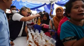 Keterangan foto : Menteri Perdagangan Zulkifli Hasan mengungkapkan, dalam minggu ketiga bulan Puasa 2023 ini harga barang kebutuhan pokok (bapok) secara nasional di Pasar Semarang Jateng, Senin (11/4/2023)