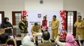 Keterangan foto : Dirjen Dukcapil Kemendagri, Teguh dalam penandatanganan PKS (Perjanjian Kerja Sama) Pendataan, Perekaman, Penerbitan dan Pemutakhiran Dokumen Kependudukan bagi Penduduk Penyandang Disabilitas bersama Yayasan Thisable di Jakarta, Senin (10/4/2023)
