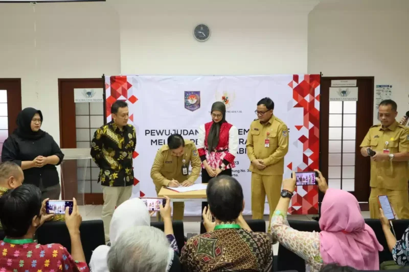 Keterangan foto : Dirjen Dukcapil Kemendagri, Teguh dalam penandatanganan PKS (Perjanjian Kerja Sama) Pendataan, Perekaman, Penerbitan dan Pemutakhiran Dokumen Kependudukan bagi Penduduk Penyandang Disabilitas bersama Yayasan Thisable di Jakarta, Senin (10/4/2023)