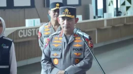 Kapolda Banten Irjen Pol Prof. Dr. Rudy Heriyanto mendampingi kunjungan kerja Kapolri Jenderal Polisi Listyo Sigit Prabowo dalam rangka meninjau langsung arus mudik di Pelabuhan Ciwandan dan Pelabuhan Merak pada Senin (10/04). 