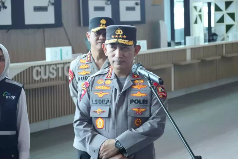 Kapolda Banten Irjen Pol Prof. Dr. Rudy Heriyanto mendampingi kunjungan kerja Kapolri Jenderal Polisi Listyo Sigit Prabowo dalam rangka meninjau langsung arus mudik di Pelabuhan Ciwandan dan Pelabuhan Merak pada Senin (10/04). 