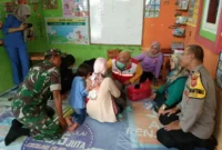 Dalam rangka Pekan Imunisasi Nasional Polio (PIN POLIO) Babinsa Koramil dan Babinkamtibmas Warungkondang melakukan monitoring dan pendampingan serta memberikan pengamanan tim kesehatan dari Puskesmas Gekbrong pada saat melakukan kegiatan imunisasi polio di Perum Bumi Tirta Nirwana, Desa Gekbrong, Cianjur, Jawa Barat, Selasa (11/4/2023) pagi.
