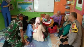 Dalam rangka Pekan Imunisasi Nasional Polio (PIN POLIO) Babinsa Koramil dan Babinkamtibmas Warungkondang melakukan monitoring dan pendampingan serta memberikan pengamanan tim kesehatan dari Puskesmas Gekbrong pada saat melakukan kegiatan imunisasi polio di Perum Bumi Tirta Nirwana, Desa Gekbrong, Cianjur, Jawa Barat, Selasa (11/4/2023) pagi.