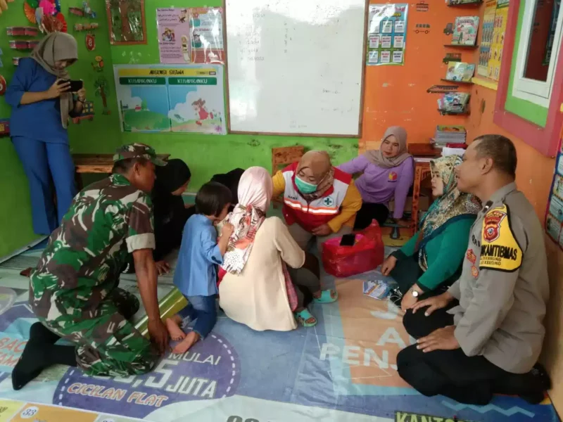 Dalam rangka Pekan Imunisasi Nasional Polio (PIN POLIO) Babinsa Koramil dan Babinkamtibmas Warungkondang melakukan monitoring dan pendampingan serta memberikan pengamanan tim kesehatan dari Puskesmas Gekbrong pada saat melakukan kegiatan imunisasi polio di Perum Bumi Tirta Nirwana, Desa Gekbrong, Cianjur, Jawa Barat, Selasa (11/4/2023) pagi.