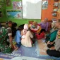 Dalam rangka Pekan Imunisasi Nasional Polio (PIN POLIO) Babinsa Koramil dan Babinkamtibmas Warungkondang melakukan monitoring dan pendampingan serta memberikan pengamanan tim kesehatan dari Puskesmas Gekbrong pada saat melakukan kegiatan imunisasi polio di Perum Bumi Tirta Nirwana, Desa Gekbrong, Cianjur, Jawa Barat, Selasa (11/4/2023) pagi.