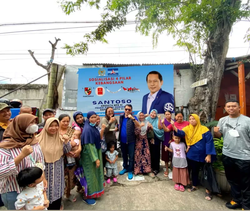 Keterangan foto : Anggota Komisi III DPR RI dari Fraksi Partai Demokrat, Santoso melakukan sosialisasi empat pilar MPR RI di RW 01 Kelurahan Angke, Kecamatan Tambora, Jakarta Barat, Selasa (11/4/2023)