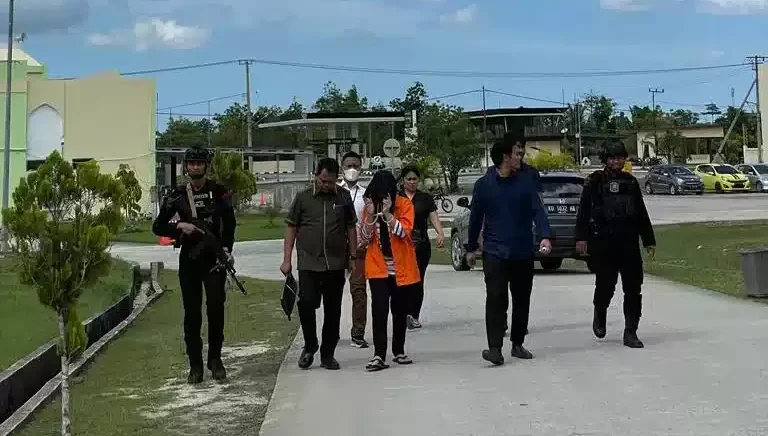 IMG-20230412-WA0054_1 Gawat, Perempuan Kasus Tambang Emas Ilegal Jalani Pemeriksaan Sebagai Tersangka I Teras Media