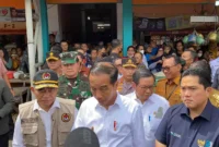 Keterangan foto : Kapolda Banten Irjen Pol Prof. Dr. Rudy Heriyanto dampingi Presiden RI Ir. H. Joko Widodo (Jokowi) melakukan kunjungan kerja ke beberapa titik yaitu pasar Kelapa Cilegon pada Selasa (11/04).