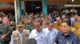 Keterangan foto : Kapolda Banten Irjen Pol Prof. Dr. Rudy Heriyanto dampingi Presiden RI Ir. H. Joko Widodo (Jokowi) melakukan kunjungan kerja ke beberapa titik yaitu pasar Kelapa Cilegon pada Selasa (11/04).