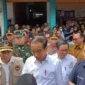 Keterangan foto : Kapolda Banten Irjen Pol Prof. Dr. Rudy Heriyanto dampingi Presiden RI Ir. H. Joko Widodo (Jokowi) melakukan kunjungan kerja ke beberapa titik yaitu pasar Kelapa Cilegon pada Selasa (11/04).