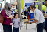 Keterangan foto : Selain memberikan berbagai macam program diskon dan penambahan fasilitas pelayanan penumpang di stasiun, PT KAI Daop 1 Jakarta dalam rangka meningkatkan pelayanan penumpang kereta api khususnya pada masa Angkutan Lebaran, Selasa (13/4/2023)