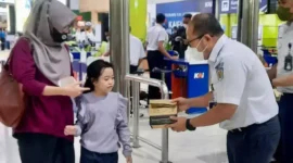 Keterangan foto : Selain memberikan berbagai macam program diskon dan penambahan fasilitas pelayanan penumpang di stasiun, PT KAI Daop 1 Jakarta dalam rangka meningkatkan pelayanan penumpang kereta api khususnya pada masa Angkutan Lebaran, Selasa (13/4/2023)