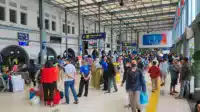 H+3 Lebaran, Stasiun Gambir dan Pasar Senen Masih Dipadati Pemudik I Teras Media