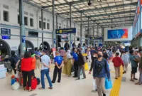 Keterangan foto : Penumpang PT KAI Daop 1 Jakarta, Senin (24/4/2023)