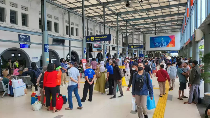 Keterangan foto : Penumpang PT KAI Daop 1 Jakarta, Senin (24/4/2023)