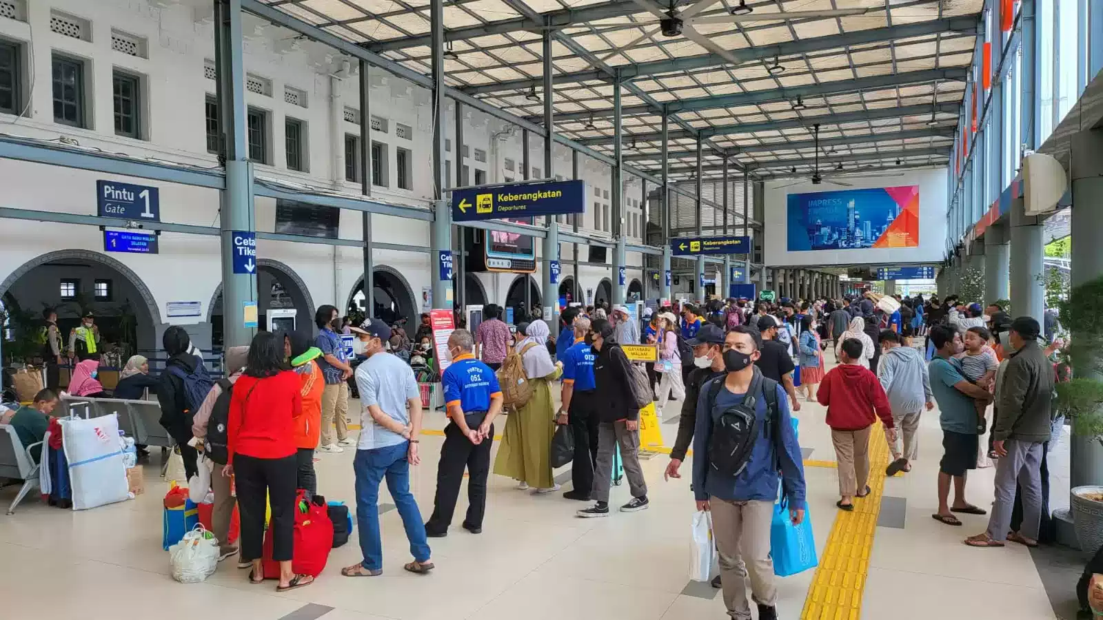 H+3 Lebaran, Stasiun Gambir dan Pasar Senen Masih Dipadati Pemudik I Teras Media