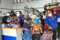 Keterangan foto : Penumpang PT KAI yang akan mudik menjelang Idul Fitri 1444 Hijriah, Kamis (20/9/2023)