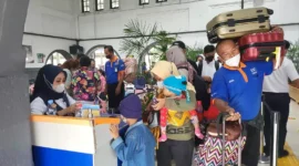 Keterangan foto : Penumpang PT KAI yang akan mudik menjelang Idul Fitri 1444 Hijriah, Kamis (20/9/2023)