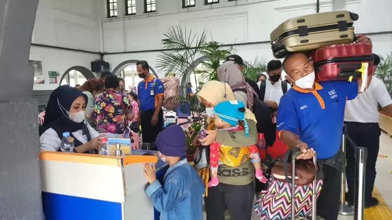 Keterangan foto : Penumpang PT KAI yang akan mudik menjelang Idul Fitri 1444 Hijriah, Kamis (20/9/2023)