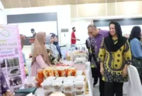 Keterangan Foto: Bupati Tangerang Ahmed Zaki Iskandar bersama Ketua TP PKK Kabupaten Tangerang Yuli Zaki Iskandar saat memeriksa stand bazar yang digelar di GSG Kabupaten Tangerang Kamis,(13/4).