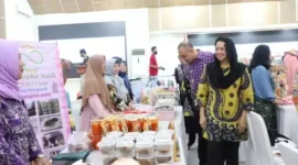 Keterangan Foto: Bupati Tangerang Ahmed Zaki Iskandar bersama Ketua TP PKK Kabupaten Tangerang Yuli Zaki Iskandar saat memeriksa stand bazar yang digelar di GSG Kabupaten Tangerang Kamis,(13/4).