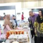 Keterangan Foto: Bupati Tangerang Ahmed Zaki Iskandar bersama Ketua TP PKK Kabupaten Tangerang Yuli Zaki Iskandar saat memeriksa stand bazar yang digelar di GSG Kabupaten Tangerang Kamis,(13/4).
