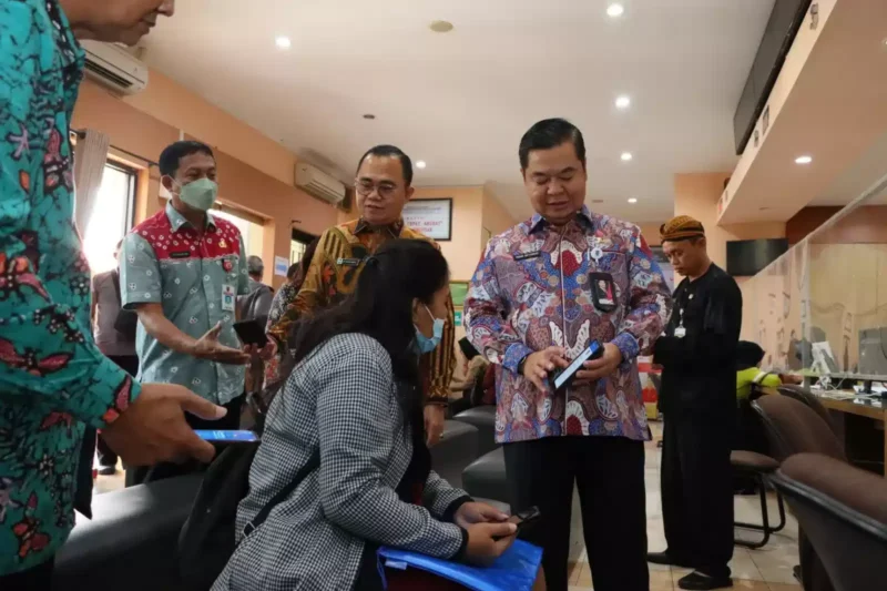 Keterangan foto : Dirjen Dukcapil Kemendagri Teguh Setyabudi hadir di Kota Semarang untuk menyosialisasikan IKD (Identitas Kependudukan Digital) kepada warga Kota Lunpia, Jumat (14/4/2023)