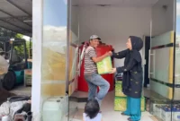 Bendahara Umum kerapatan Indonesia Tanah Air Camelia petir sedang membagikan paket sembako kepada warga masyarakat di kabupaten tanggerang.