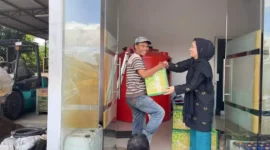 Bendahara Umum kerapatan Indonesia Tanah Air Camelia petir sedang membagikan paket sembako kepada warga masyarakat di kabupaten tanggerang.