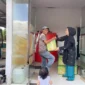 Bendahara Umum kerapatan Indonesia Tanah Air Camelia petir sedang membagikan paket sembako kepada warga masyarakat di kabupaten tanggerang.
