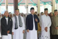 Ribuan jemaah begitu khusyuk dalam untaian doa dan munajat yang dipimpin langsung oleh Ketua Pembina sekaligus Pendiri Akar Djati, KH Maman Imanulhaq.