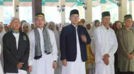 Ribuan jemaah begitu khusyuk dalam untaian doa dan munajat yang dipimpin langsung oleh Ketua Pembina sekaligus Pendiri Akar Djati, KH Maman Imanulhaq.