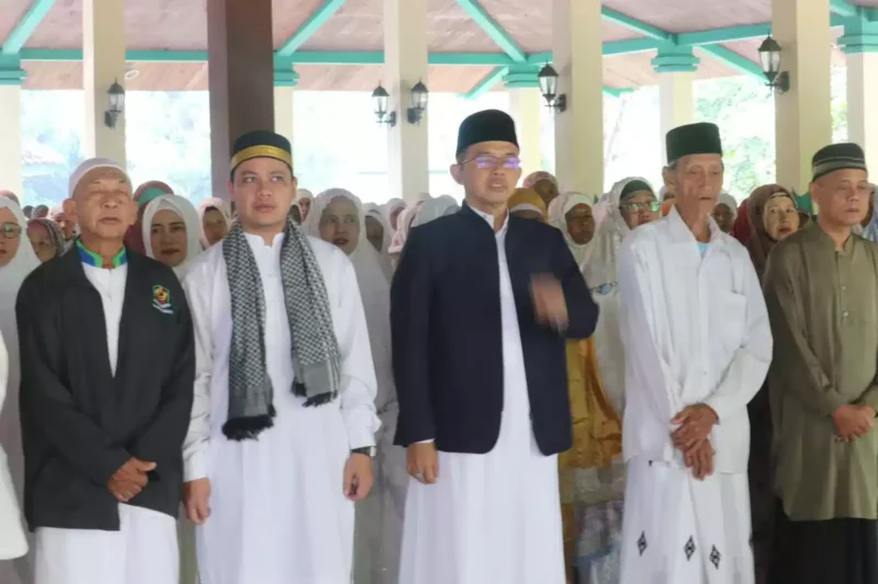 Ribuan jemaah begitu khusyuk dalam untaian doa dan munajat yang dipimpin langsung oleh Ketua Pembina sekaligus Pendiri Akar Djati, KH Maman Imanulhaq.