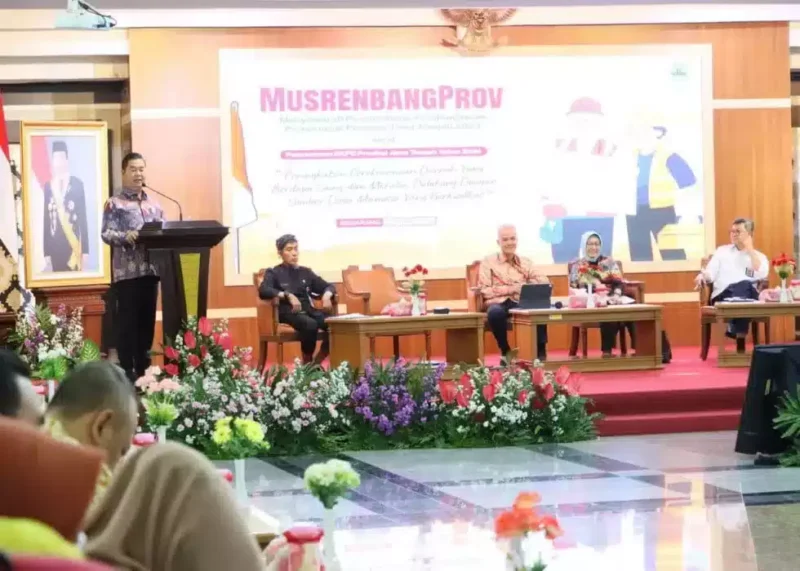 Keterangan foto : Dirjen Dukcapil Teguh Setyabudi kembali dipercaya Mendagri Tito Karnavian untuk mewakilinya hadir dalam Musrenbang Provinsi Jawa Tengah 2023 untuk Penyusunan RKPD Jateng Tahun 2024 di Gedung Gradhika Bhakti Praja, Kompleks Kantor Gubernur Jateng, Semarang, Kamis (13/4/2023).