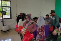 Foto : Warga Saat mengambil Sembako Murah yang digelar oleh Pemerintah Kecamatan Sepatan Kabupaten Tangerang pada Sabtu,(15/4).