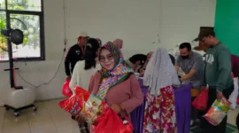 Foto : Warga Saat mengambil Sembako Murah yang digelar oleh Pemerintah Kecamatan Sepatan Kabupaten Tangerang pada Sabtu,(15/4).
