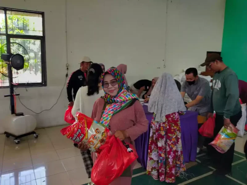 Foto : Warga Saat mengambil Sembako Murah yang digelar oleh Pemerintah Kecamatan Sepatan Kabupaten Tangerang pada Sabtu,(15/4).