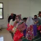 Foto : Warga Saat mengambil Sembako Murah yang digelar oleh Pemerintah Kecamatan Sepatan Kabupaten Tangerang pada Sabtu,(15/4).