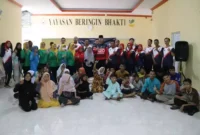 Keterangan foto : Dalam rasa syukur atas pengabdian yang memasuki usia ke - 59 tabun, Lapas Cirebon melakukan Touring Permasyarakatan Peduli dengan mengunjungi Yayasan Beringin Bhakti Kabupaten Cirebon, Jumat (14/4/2023)