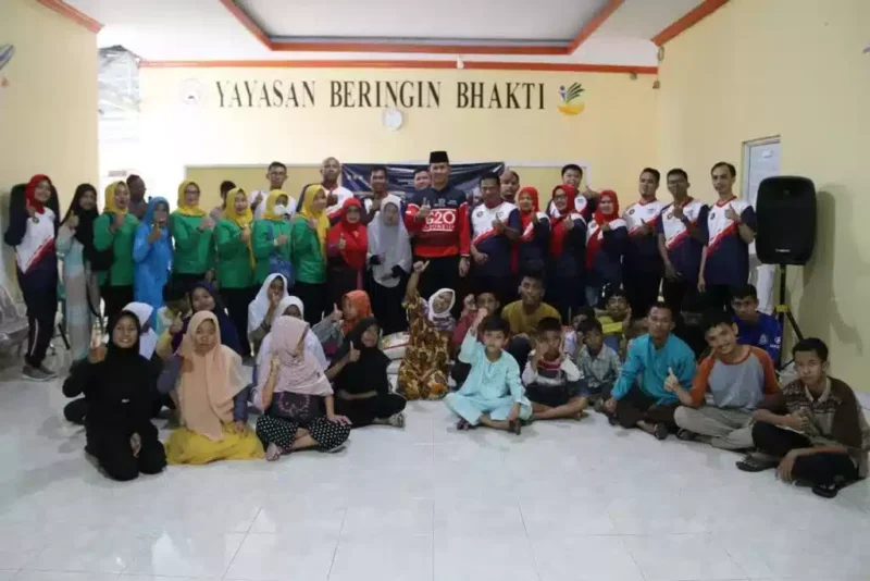 Keterangan foto : Dalam rasa syukur atas pengabdian yang memasuki usia ke - 59 tabun, Lapas Cirebon melakukan Touring Permasyarakatan Peduli dengan mengunjungi Yayasan Beringin Bhakti Kabupaten Cirebon, Jumat (14/4/2023)