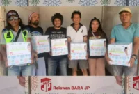 Keterangan foto : Barisan Relawan Jalan Perubahan (Bara JP) Provinsi Banten membagikan ratusan paket lebaran untuk masyarakat di empat Kecamatan yaitu Kecamatan Jombang, Merak, Cibeber dan Kecamatan Cilegon, Sabtu (15/4/2023)