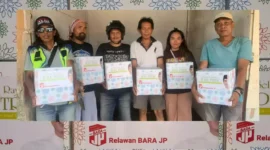 Keterangan foto : Barisan Relawan Jalan Perubahan (Bara JP) Provinsi Banten membagikan ratusan paket lebaran untuk masyarakat di empat Kecamatan yaitu Kecamatan Jombang, Merak, Cibeber dan Kecamatan Cilegon, Sabtu (15/4/2023)
