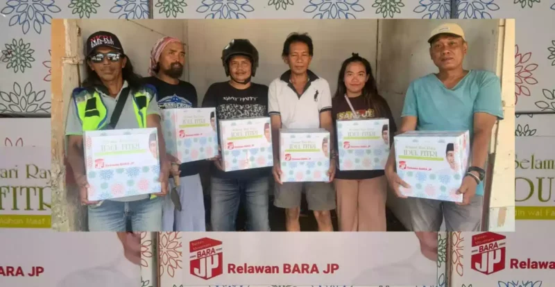 Keterangan foto : Barisan Relawan Jalan Perubahan (Bara JP) Provinsi Banten membagikan ratusan paket lebaran untuk masyarakat di empat Kecamatan yaitu Kecamatan Jombang, Merak, Cibeber dan Kecamatan Cilegon, Sabtu (15/4/2023)