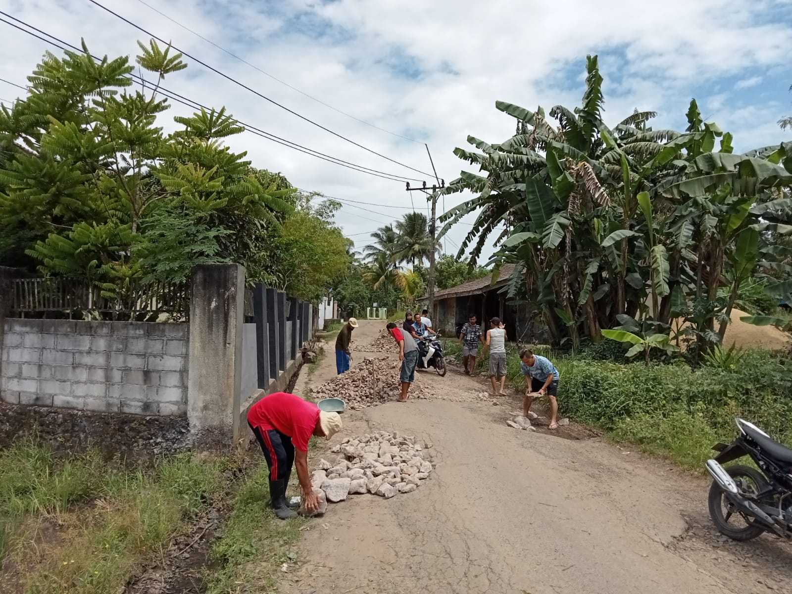 Antusias Warga Gotong Royong Perbaiki Jalan Rusak, Simak Keseruannya I Harian Terbit