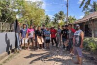 Keterangan Foto: Warga desa Cibuah antusias gotong royong perbaiki jalan rusak disekitar lingkungan, (Minggu, 16/4/2023)